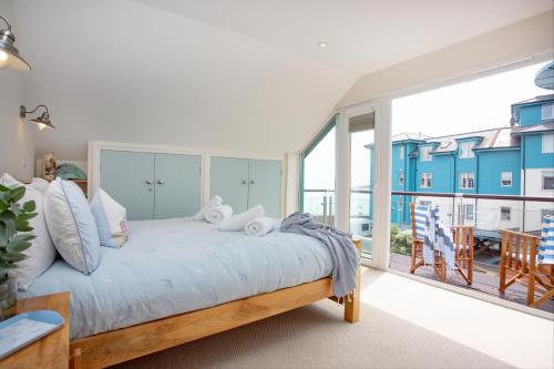 Un dormitorio con una cama grande y un balcón. en Beacon House, en Exmouth