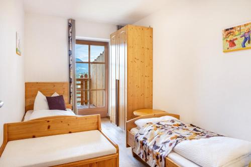 Un dormitorio con dos camas y una ventana. en Hänsel und Gretel Schlosshof, en Umes