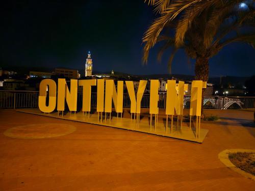 a large sign that says opinion on a bench at B&B Finca la Yuca "Un paraíso en Ontinyent" in Ontinyent