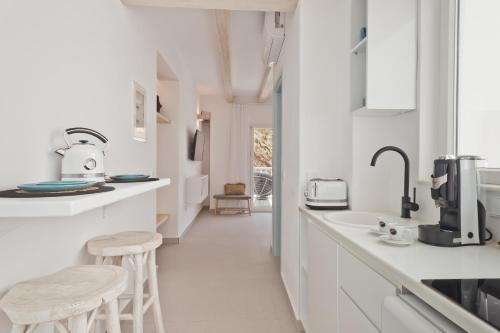 Η κουζίνα ή μικρή κουζίνα στο Enilion Luxury Suites