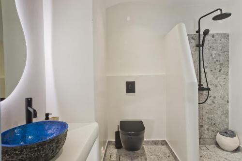 Ένα μπάνιο στο Enilion Luxury Suites