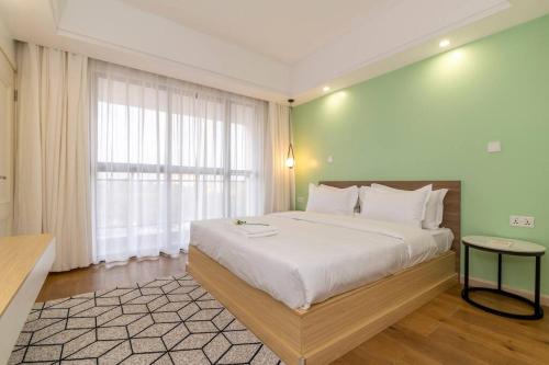 Un pat sau paturi într-o cameră la Laurel Hill Suites 1-Bed By YourHost UpperHill Nairobi
