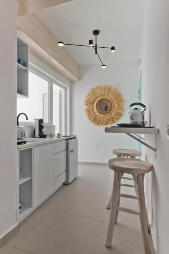 Η κουζίνα ή μικρή κουζίνα στο Enilion Luxury Suites