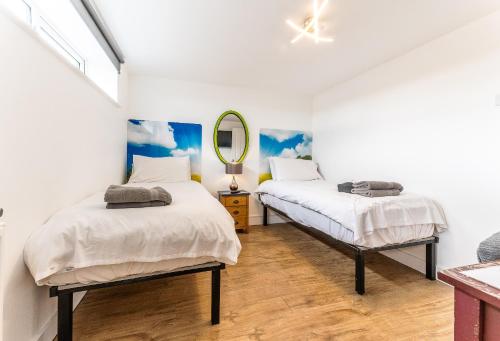 Katil atau katil-katil dalam bilik di UPSIDE DOWN HOUSE - Sleeps up to 6 Guests - Great for Family and Friends Gatherings,Corporate events ,Near Sherwood Forest at Fairview Farm in Nottingham set in 88 acres