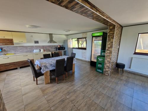eine Küche und ein Esszimmer mit einem Tisch und Stühlen in der Unterkunft Pensiunea Bella Vista in Turda