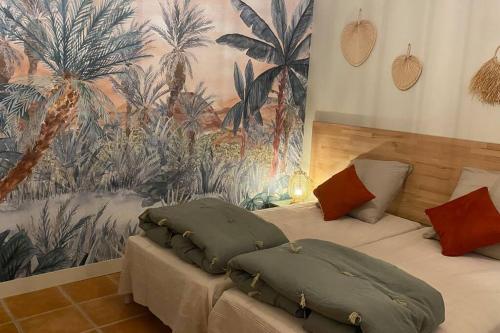 PujautにあるPujaut , Gîte cœur de village « sous le clocher»のヤシの木の壁画が施されたベッドルーム1室