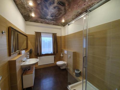 een badkamer met een toilet, een wastafel en een douche bij artHOTEL Bremen in Bremen