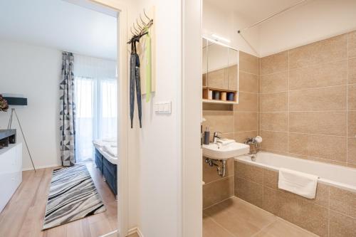 La salle de bains est pourvue d'une baignoire, d'un lavabo et de toilettes. dans l'établissement Peter Apartment with terrace, à Budapest