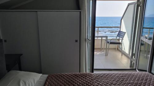 Postel nebo postele na pokoji v ubytování Retsina Apartments