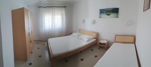 a small room with a bed and a mirror at Apartmani Drage in Drage