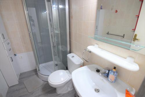 ein Bad mit einer Dusche, einem WC und einem Waschbecken in der Unterkunft 408-apartamento vistas canal in Empuriabrava