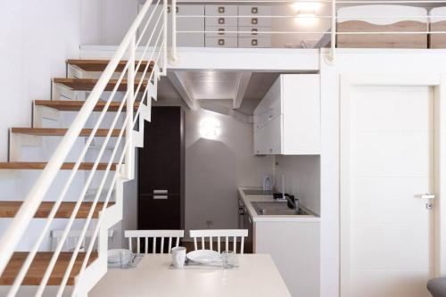 - une petite cuisine avec une mezzanine dans une chambre dans l'établissement Loft2 via morosini centro Varese - Ixihome, à Varèse
