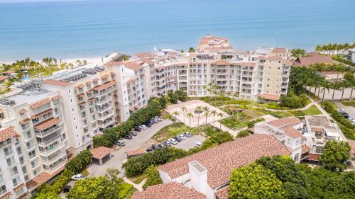 an aerial view of a resort with the ocean at Elegancia y Relajación en Puntarena Beach Town, Buenaventura in Coclé