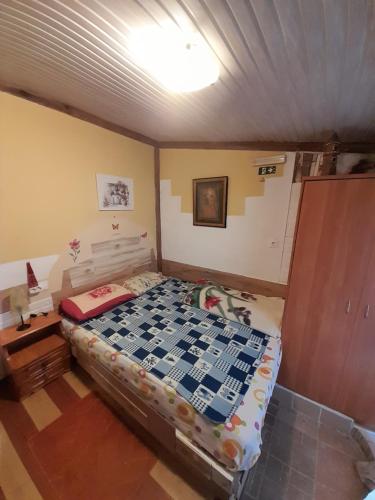 małą sypialnię z łóżkiem w pokoju w obiekcie VLASSIS APTS - 2 space STUDIO ELENI Melidoni Rethymno w mieście Melidhónion