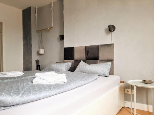 een slaapkamer met een bed met twee handdoeken erop bij Über den Dächern der Altstadt in Rostock