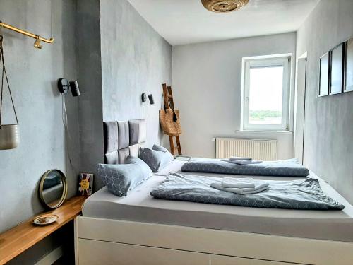 1 dormitorio con 2 camas y ventana en Über den Dächern der Altstadt, en Rostock