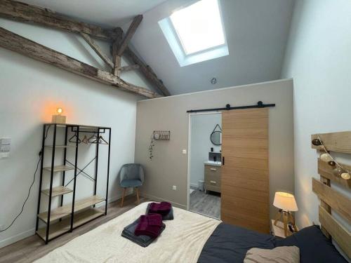 a bedroom with a bed and a skylight at Maison d'hôtes 3 chambres/3 sdb - 3 à 6 personnes in Avanton