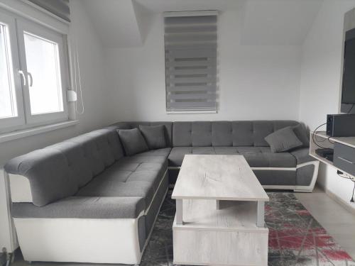 een woonkamer met een bank en een salontafel bij Saray Bosna Home in Gladno Polje