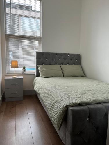 1 dormitorio con cama y ventana en Flat 3 Rylands Street en Warrington