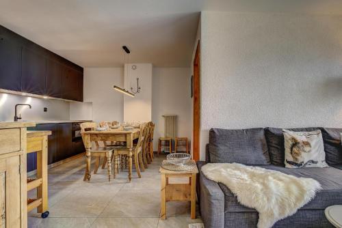 een woonkamer met een bank en een tafel bij Appartement Bellevue 211 in La Tzoumaz