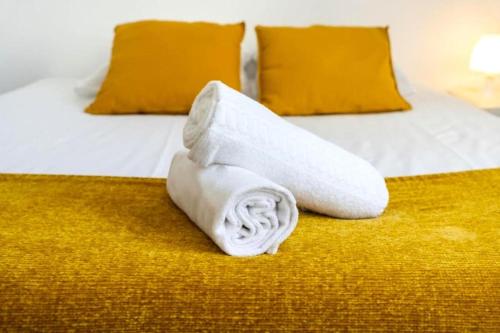 a white towel on a bed with two beds at Le Central Parc - T2-Spacieux-Clim-Wifi in Marseille