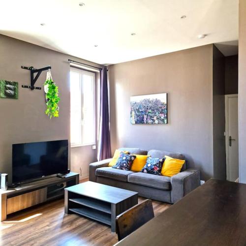 a living room with a couch and a flat screen tv at Le Central Parc - T2-Spacieux-Clim-Wifi in Marseille