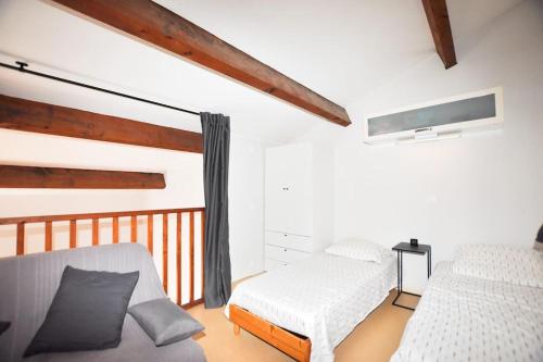 מיטה או מיטות בחדר ב-App. terrasse vue partielle mer