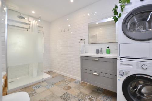 uma casa de banho com uma máquina de lavar roupa e uma máquina de lavar roupa. em STAY Las Segadas em Oviedo