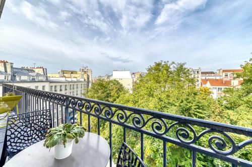 Stunning Apartment 2br + balcony + nice view
