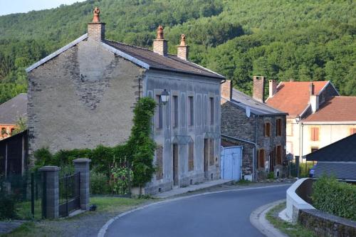 un vieux bâtiment dans une rue d'un village dans l'établissement Authentic home in Semoy valley (France), à Haulmé