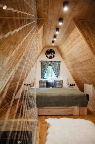 1 dormitorio en una casa en un árbol con 1 cama en Chata Elske, 
