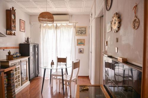 une cuisine avec une table et des chaises ainsi qu'une fenêtre dans l'établissement Sirbi House, à Tallinn