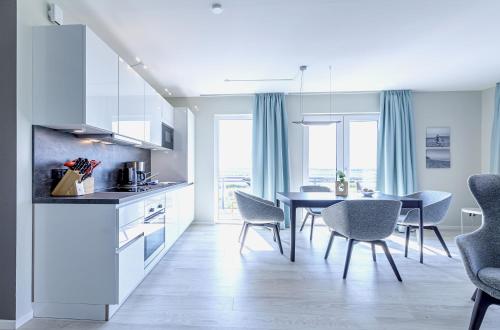 a kitchen and dining room with a table and chairs at Meerzeit in der Seefahrtschule in Wustrow