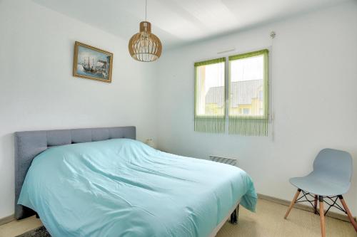 - une chambre avec un lit, une chaise et une fenêtre dans l'établissement La Charline - Maison avec jardin près de la plage, à Fréhel