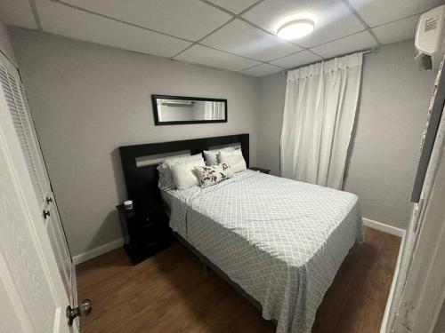 1 dormitorio con 1 cama con edredón blanco en Residencia preciosa de 2 planta, en San Salvador
