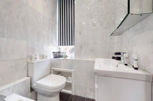 Ett badrum på Classic Mayfair 1 BR apartment