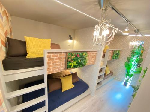 大阪市にあるHotel Jungle fun funの二段ベッドとシャンデリアが備わる客室です。