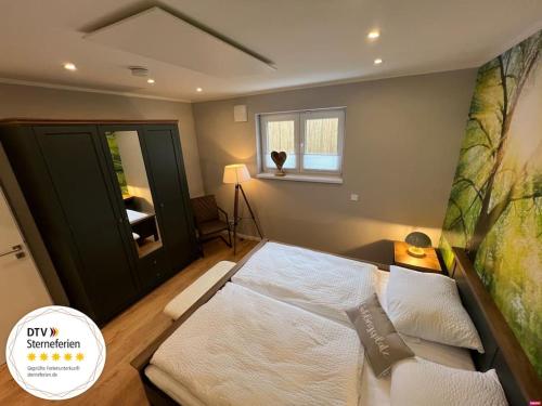 Un dormitorio con una cama grande y una ventana. en Weinberg Holiday Idyllische Ruhe, nahe den Weinbergen, en Traben-Trarbach