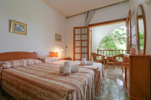 a bedroom with a bed with two towels on it at Lovely house views&garden in Agaete