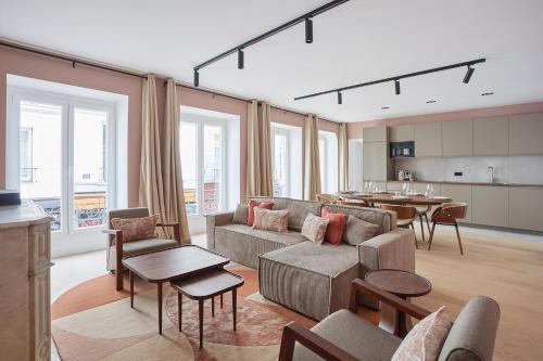 un salon avec un canapé et une table et une cuisine dans l'établissement Résidence Beaubourg Le Marais by Studio prestige, à Paris