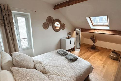 - une chambre avec un canapé, une fenêtre et un miroir dans l'établissement Charmant duplex proche Paris, à Saint-Maurice