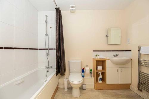 a bathroom with a toilet and a tub and a sink at Clarkson Court 1Bedroom Flat in Hatfield