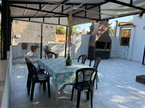 聖米格爾德圖庫曼的住宿－Tu Lugar en Tucumán，带壁炉的庭院配有桌椅