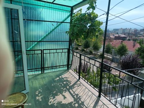 Elle comprend un balcon offrant une vue sur un bâtiment bleu. dans l'établissement Vila Arbri7, à Pogradec
