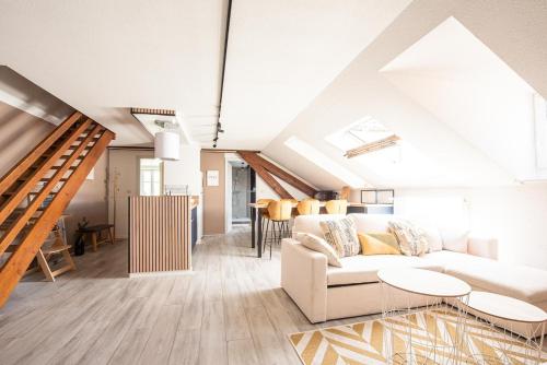 - un salon avec un canapé blanc et des tables dans l'établissement Les Coulisses - Duplex au centre - Parking privé, à Colmar