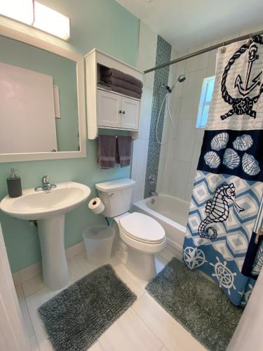 Un baño de Tropical and Tranquil Bradenton Hideaway