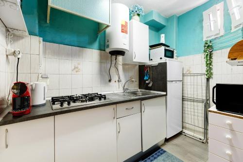 Kitchen o kitchenette sa Soares Beach Apartment