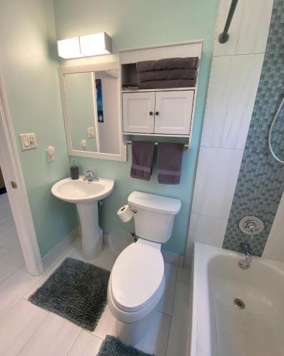 Un baño de Tropical and Tranquil Bradenton Hideaway