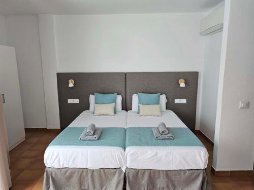 A bed or beds in a room at Apartamentos La Cebada
