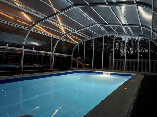 a swimming pool in a building with a ceiling at Casa La Vanidosa in Barajas de Melo